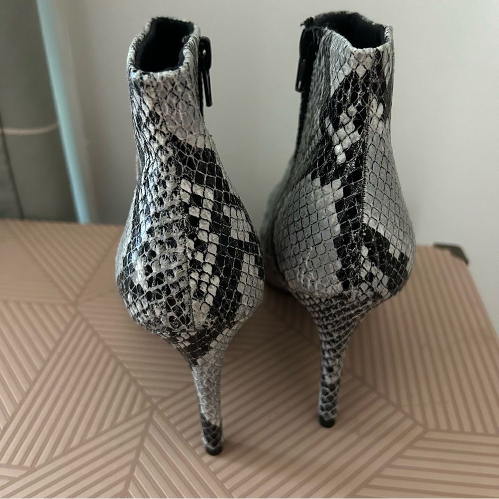 Worthington Heeled Ankle Booties Faux Snakeskin Gray Black White Lorna Casual - Picture 7 of 12